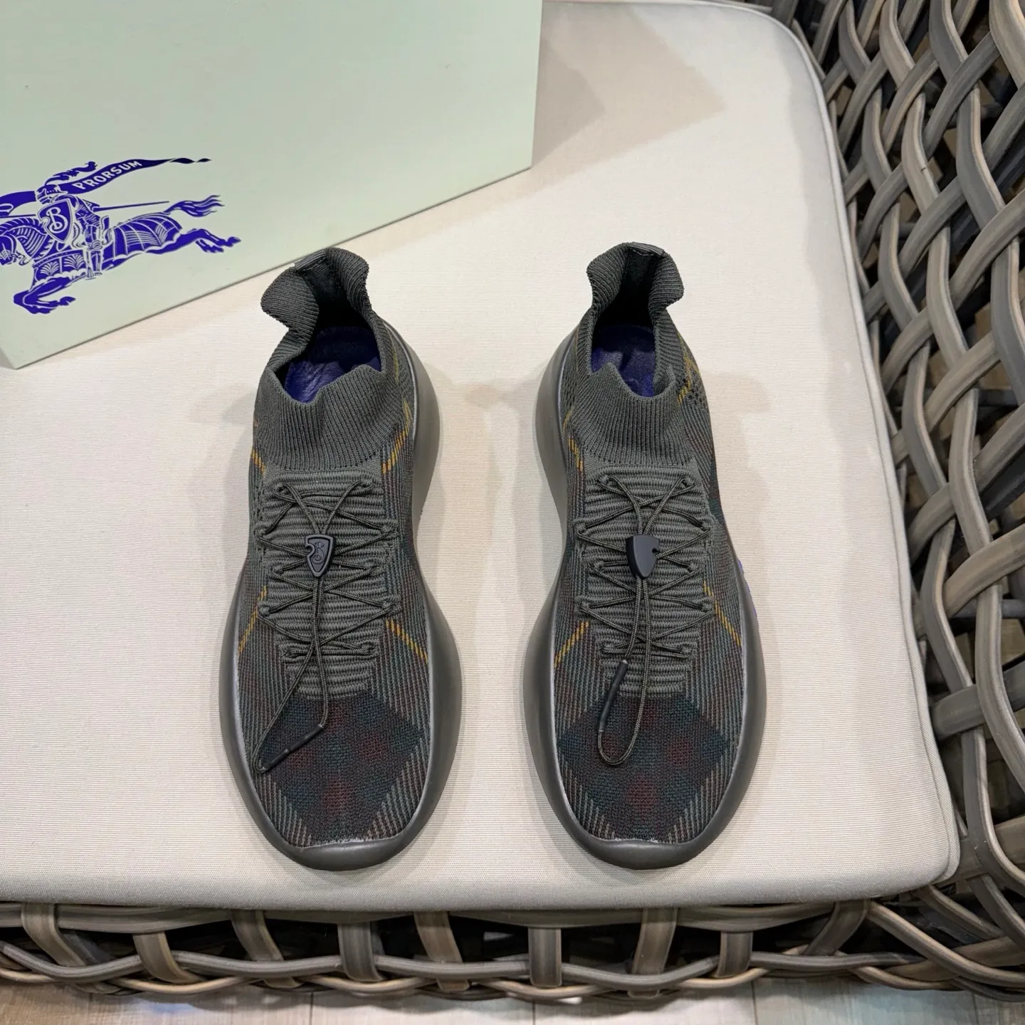Factory price: 480💰BURBERRY/Burberry plaid knitted Ne men's shoes💰tune sneakers｜With breathable sock-style upper｜Embellished with knitted Burberry plaid｜Leather lining Incorporated into a plaid lace design｜Equipped with B-shaped shield buckle｜The sole is decorated with a large wrapped equestrian knight logo (EKD)｜Round toe #drawstring closure#The sole is decorated with the equestrian knight logo (EKD)｜At least 50% of the main materials of the boutique are from renewable sources Size: 39-44 (45 custom-made)